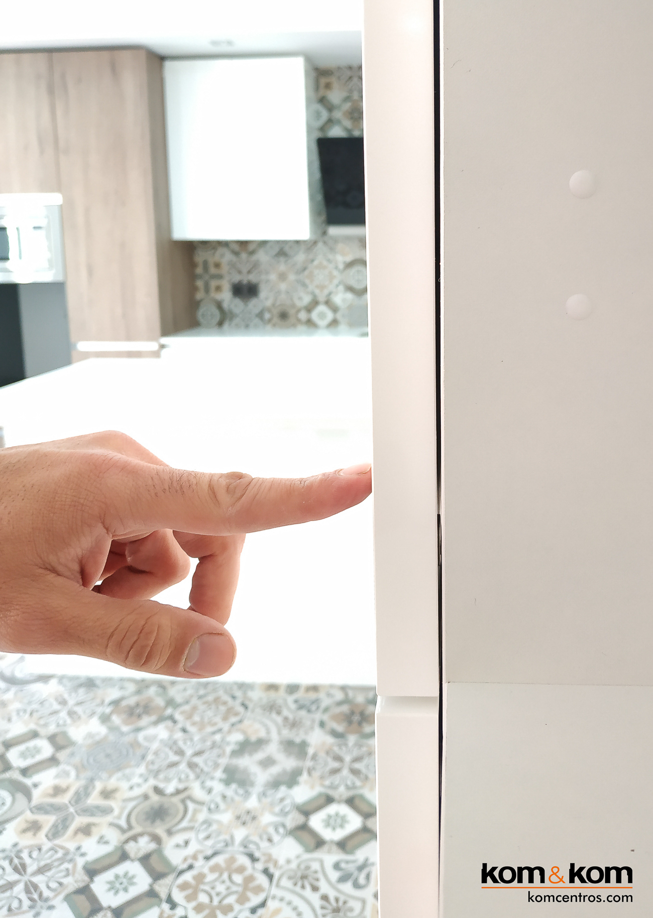 Detalle del mecanismo de apertura push de armario, mostrando la ausencia de tiradores